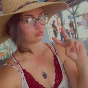 Meet your Posher, Elaine